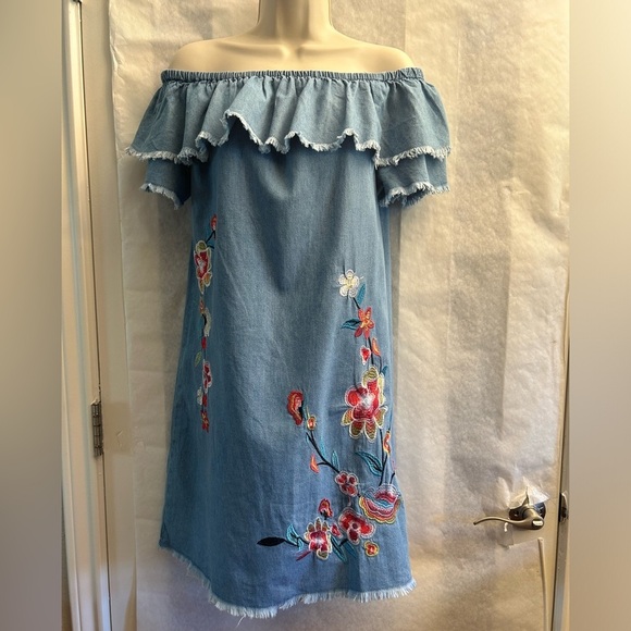 Denim chambray off the shoulder sundress Casual w/embroidered detail. Sz-S. AA16 - Picture 3 of 11